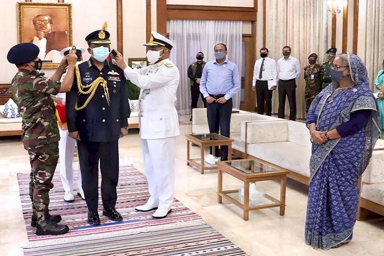 এয়ার চিফ মার্শালের র্যাঙ্ক ব্যাজ পরানো হলো বিমান বাহিনী প্রধানকে