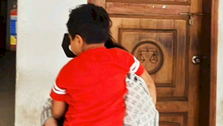 এবার ভারতীয় নারী তার সন্তানকে কাছে পেতে আদালতে