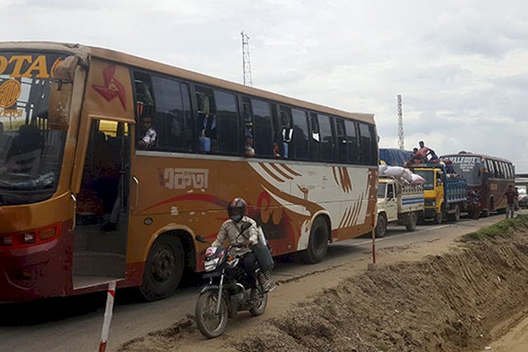 সিরাজগঞ্জের সব মহাসড়কেই তীব্র যানজট