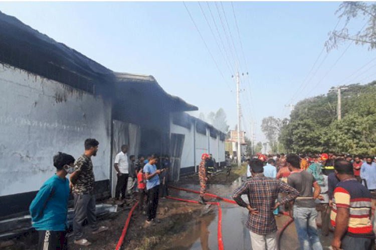 সান্তাহারে প্লাস্টিক কারখানায় আগুন, ৫ লাশ উদ্ধার