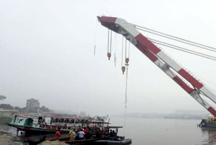 শীতলক্ষ্যায় মালবাহী জাহাজের ধাক্কায় ডুবে যাওয়া লঞ্চ উদ্ধার
