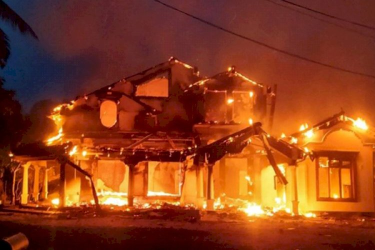 শ্রীলঙ্কায় বিক্ষোভের আগুনে পুড়ছে নেতাদের বাড়ি