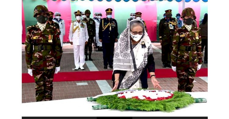 টুঙ্গিপাড়ায় জাতির পিতার সমাধিতে শ্রদ্ধা নিবেদন করেছেন প্রধানমন্ত্রী