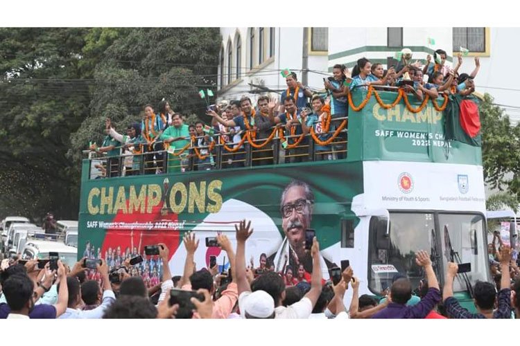 বীরোচিত সংবর্ধনা পেল সাফ জয়ী নারী ফুটবল দল, ছাদখোলা বাসে মেয়েদের শোভাযাত্রা