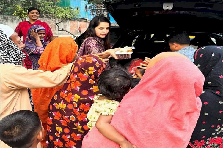 পথে পথে ঘুরে ইফতার বিতরণ করলেন মডেল স্নিগ্ধা চৌধুরী