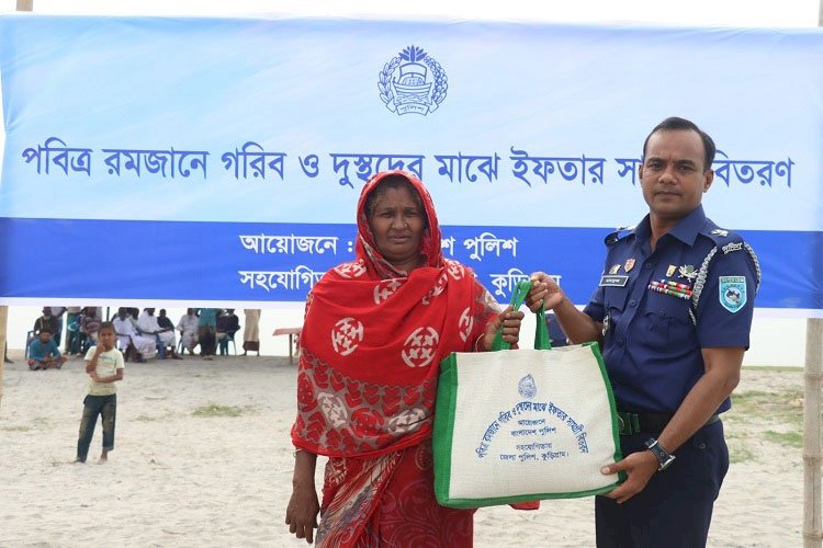 বাংলাদেশ পুলিশের ইফতারের অর্থ বিভিন্ন জেলার দুস্থ ও অসহায় মানুষের মধ্যে বিলিয়ে দিলেন আইজিপি: কুড়িগ্রাম জেলা পুলিশ সুপার