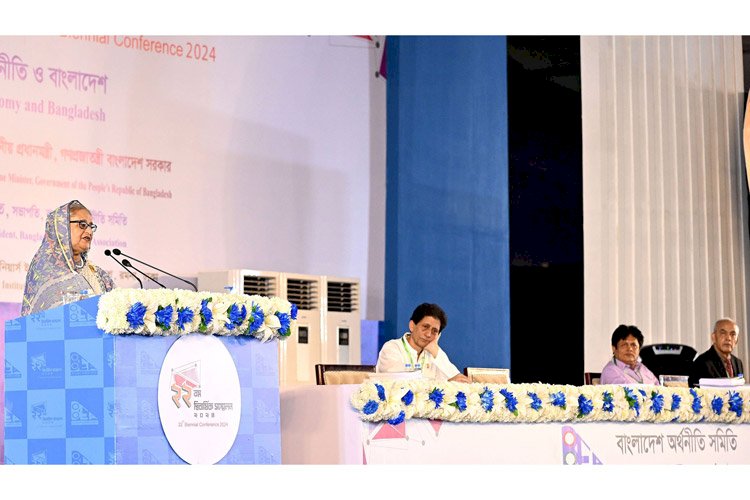 স্থানীয় জনগণ ও বাস্তবতা বিবেচনা করে পরিকল্পনা প্রণয়নে অর্থনীতিবিদের প্রতি আহ্বান প্রধানমন্ত্রীর