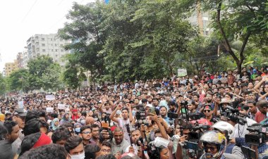 রামপুরায় সড়কে শিক্ষার্থীরা, যান চলাচল বন্ধ