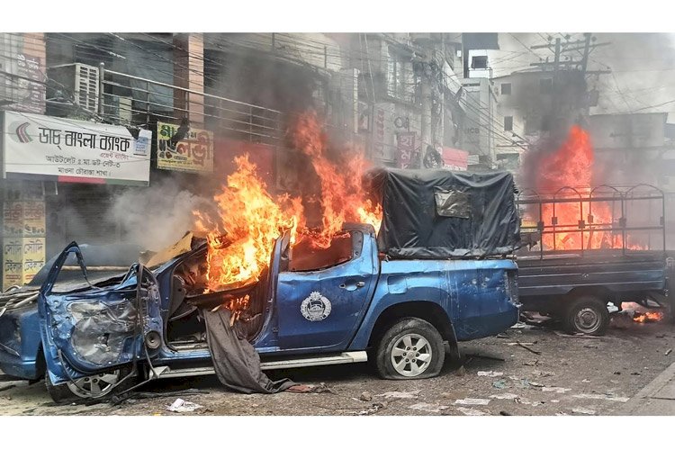 গাজীপুরে পুলিশের সঙ্গে শিক্ষার্থীদের ব্যাপক সংঘর্ষ, পুলিশের গাড়ি-বক্সে আগুন