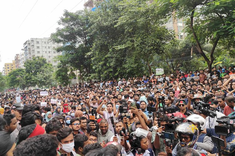 রামপুরায় সড়কে শিক্ষার্থীরা, যান চলাচল বন্ধ