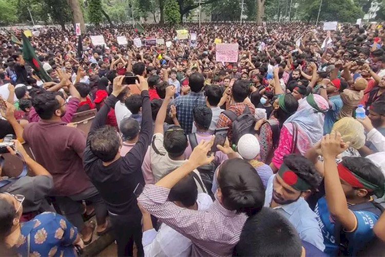 জনসমুদ্রে পরিণত হয়েছে রাজধানীর কেন্দ্রীয় শহীদ মিনার