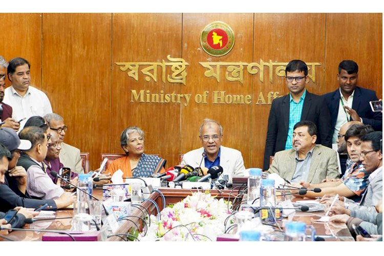 পুলিশ, র্যাব এবং আনসার বাহিনীর পোশাক পরিবর্তন হচ্ছে: স্বরাষ্ট্র উপদেষ্টা