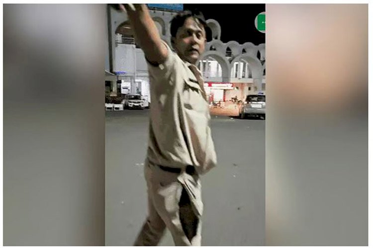 ভারতে সংখ্যালঘু সম্প্রদায়ের এক পুলিশ সদস্যের ওপর হামলা