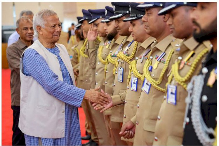 মানুষের আস্থা ফিরিয়ে আনতে পুলিশের প্রতি প্রধান উপদেষ্টার আহ্বান
