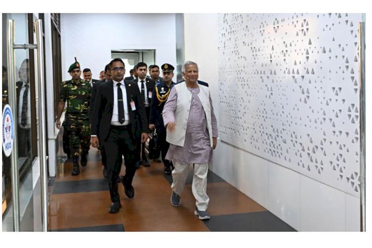 নিউইয়র্ক সফর শেষে দেশে ফিরেছেন প্রধান উপদেষ্টা