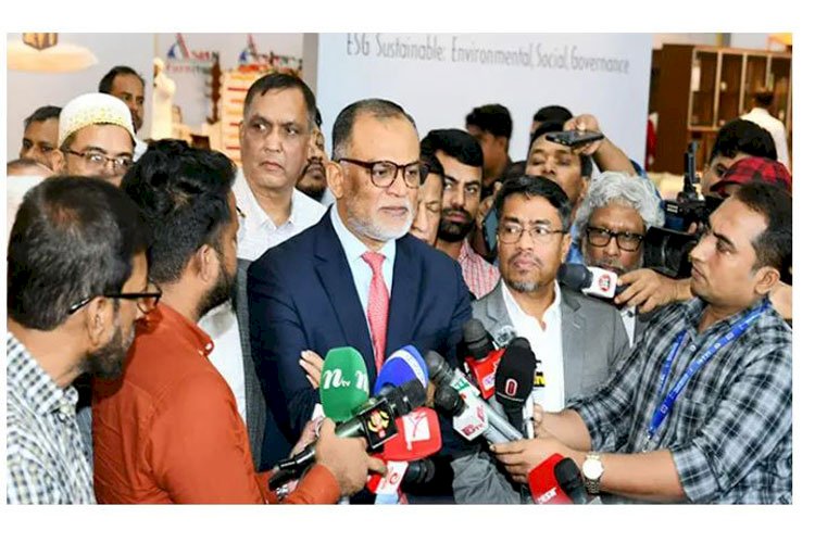 সরকার ভোজ্যতেলের দাম বাড়ায়নি : বাণিজ্য উপদেষ্টা