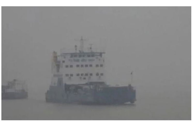 ঘন কুয়াশায় পাটুরিয়া-দৌলতদিয়া ও আরিচা-কাজিরহাটে ফেরি চলাচল বন্ধ