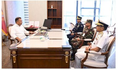 প্রধানমন্ত্রীর সঙ্গে তিন বাহিনী প্রধানের সাক্ষাৎ