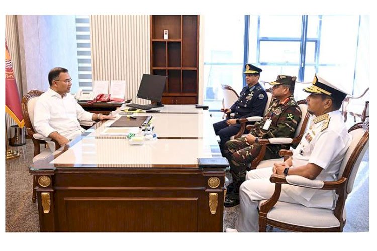 প্রধানমন্ত্রীর সঙ্গে তিন বাহিনী প্রধানের সাক্ষাৎ